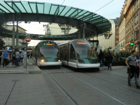 An A-Line tram arrives at Homme de Fer station as a D-Line tram for the opposite direction waits at the in the opposite platform. Photo: Franz Roski.