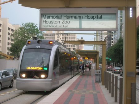 Train serving Memorial Hermann Hospital-Houston Zoo station. Photo: Panoramio.com.
