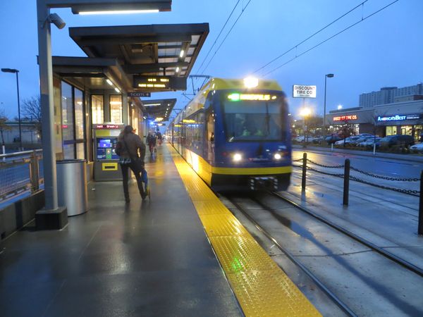 Green Line's Hamline station accesses major mall on University Ave. at West/Hamline Ave., with two "big box" stores (Walmart and Target). Photo: L. Henry.