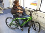 17_ARN_min-lrt-int-pax-holding-bike-20151118-1957-z_lh